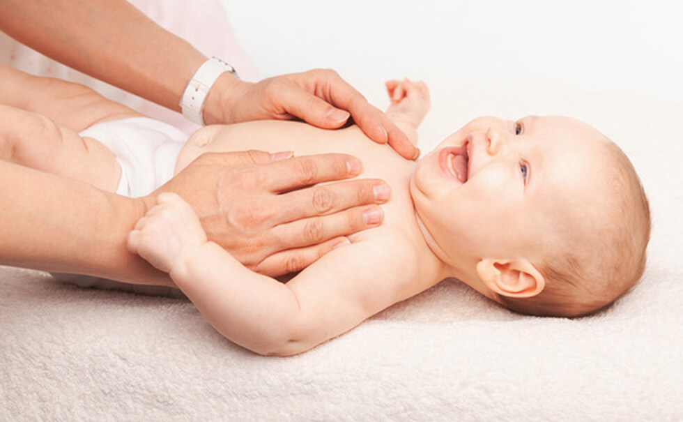 Kinderosteopathie-Behandlung - ein Baby wird behandelt