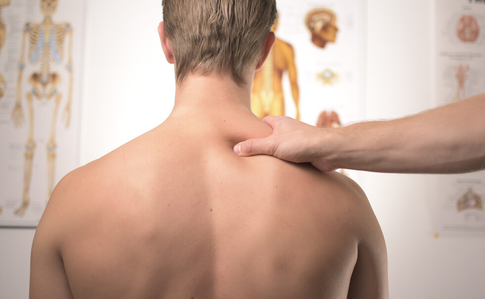 Osteopathie-Behandlung - eine Person wird massiert